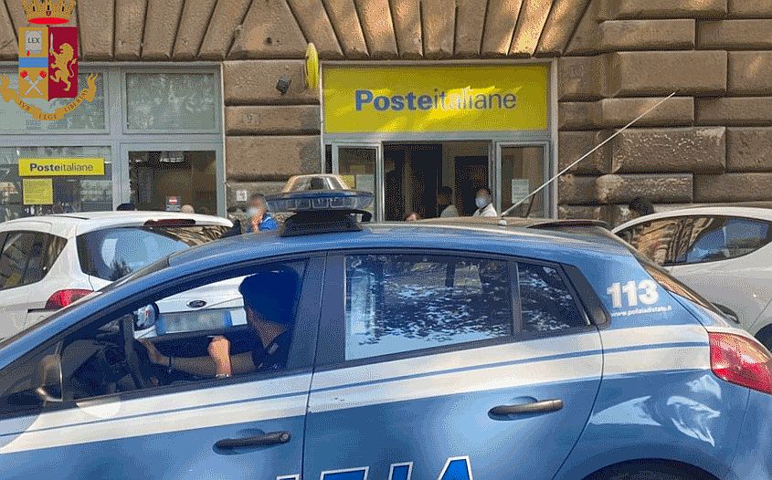 Roma, alle Poste la cassiera gli chiede un documento: extracomunitario si denuda e mostra i genitali