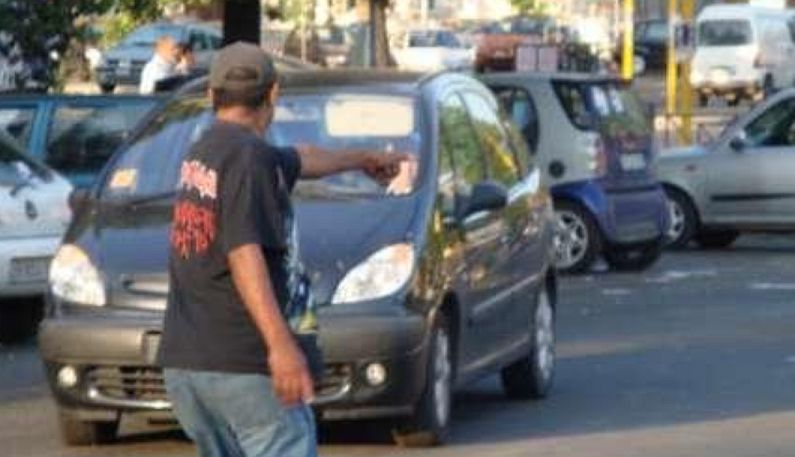 Napoli, denunciati 9 parcheggiatori abusivi appostati tra la zona ospedaliera e il cimitero