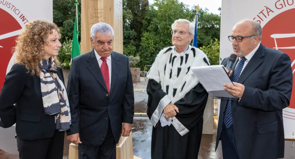 UNIFORTUNATO “GRADUATION DAY 2024”. EMOZIONANTE SERATA AL TEATRO ROMANO DI BENEVENTO. PREMIO TRAIANO AL PROFESSORE ZAHI HAWASS