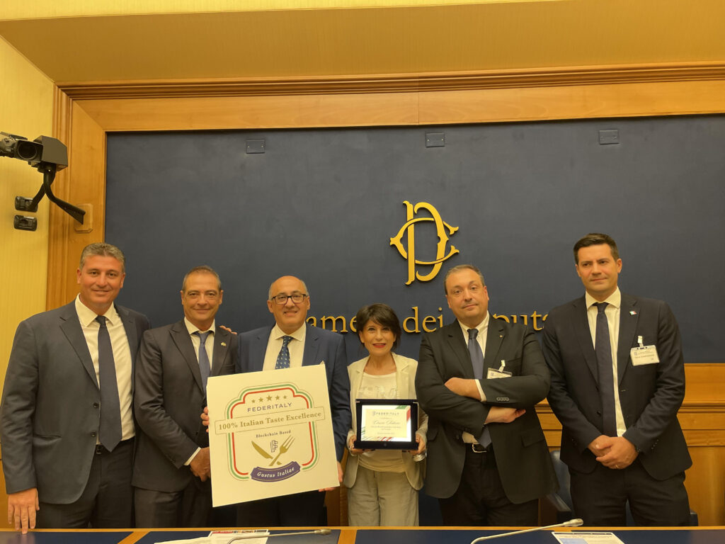 FEDERITALY PRESENTA IL MARCHIO DI ECCELLENZA “100% ITALIAN TASTE EXCELLENCE” PER VALORIZZARE LA RISTORAZIONE ITALIANA NEL MONDO E NOMINA AMBASCIATRICE LA CANTANTE CINZIA TEDESCO.